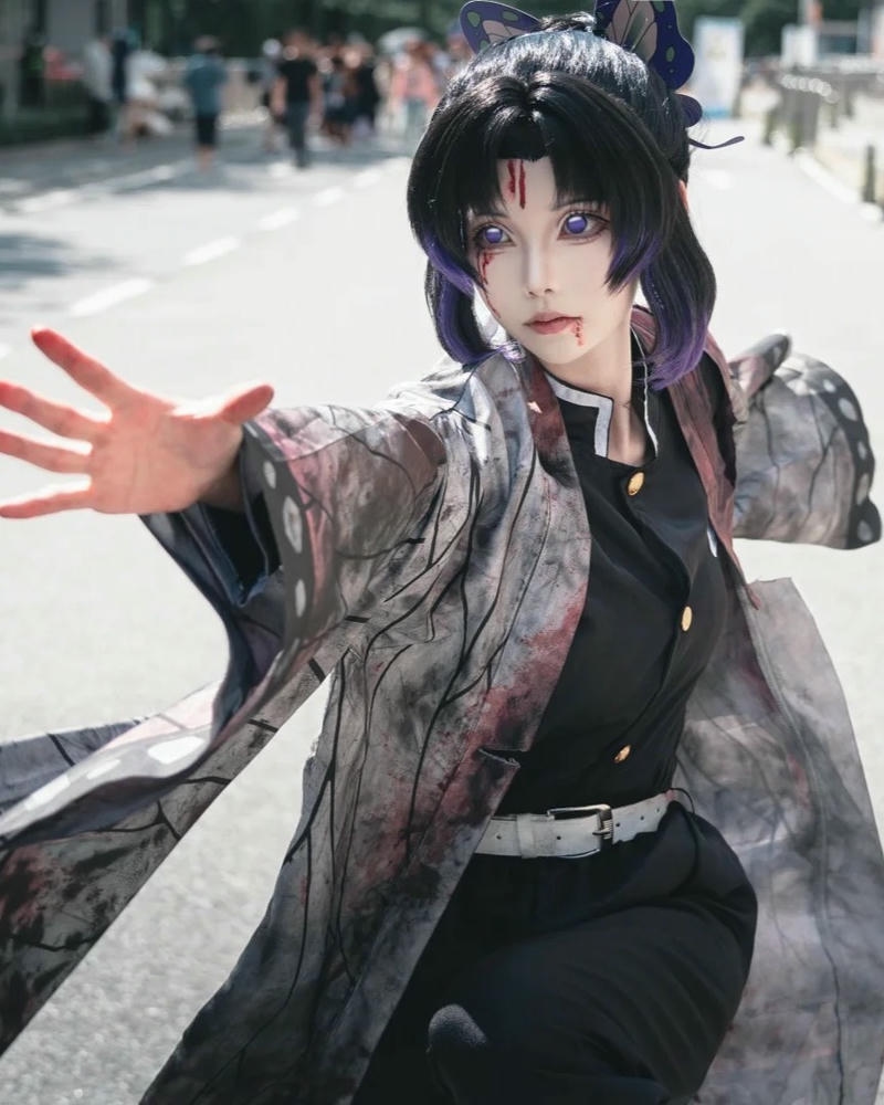 Ảnh shinobu cosplay đưa tay về phía trước mời gọi nhẹ nhàng