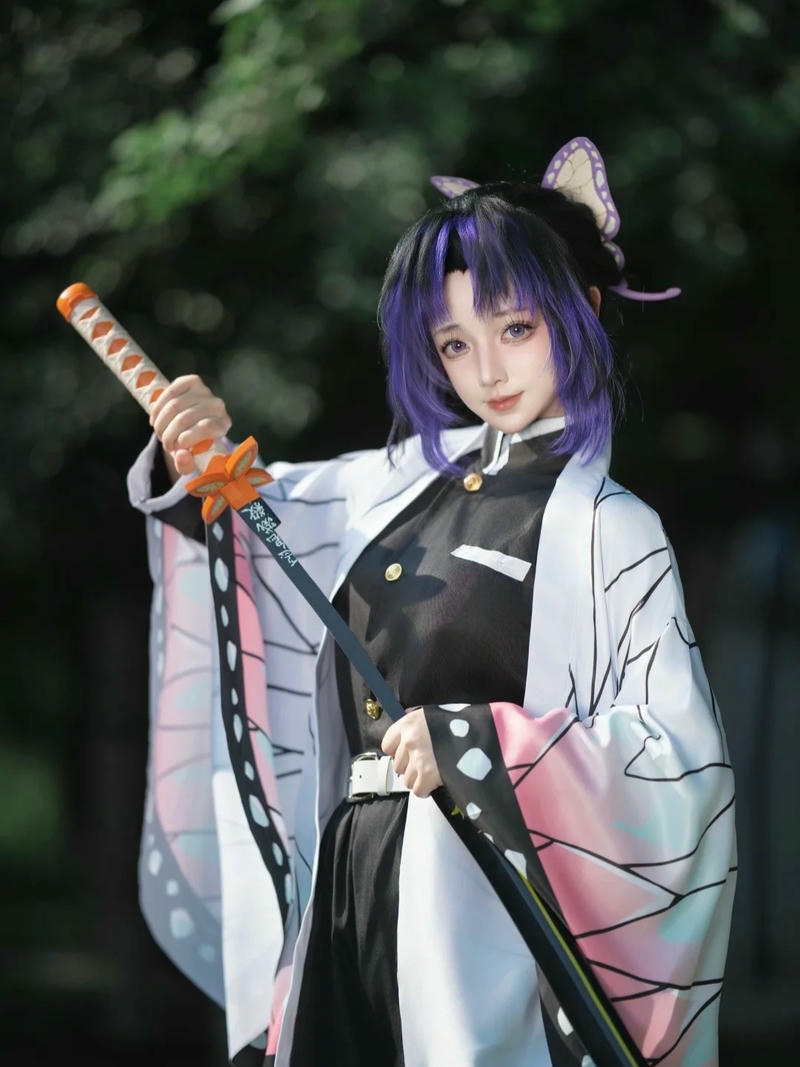 Ảnh shinobu cosplay đứng giữa thiên nhiên xanh mát thơ mộng