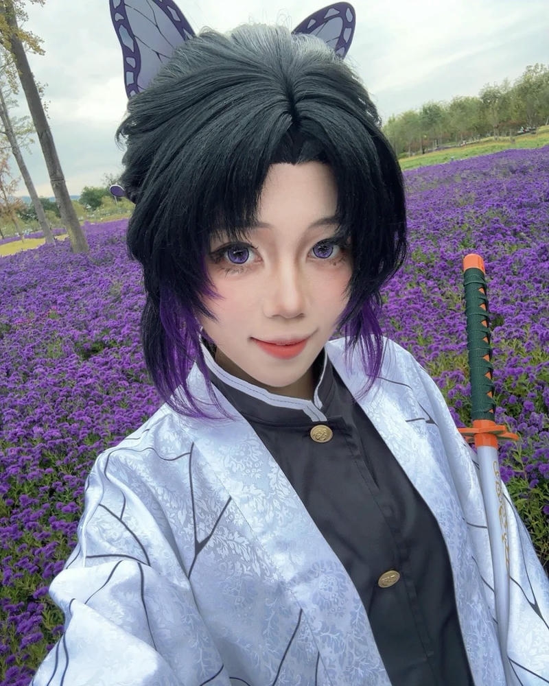 Ảnh shinobu cosplay đứng giữa vườn hoa tím lãng mạn mộng mơ