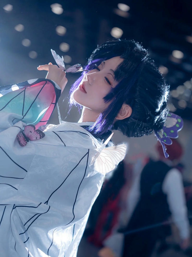 Ảnh shinobu cosplay hiệu ứng ánh sáng đỏ ma mị huyền bí