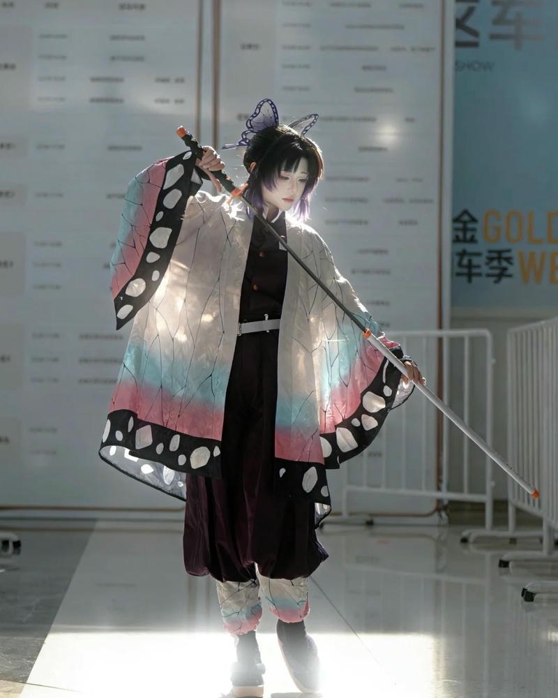 Ảnh shinobu cosplay nền trắng làm nổi bật trang phục chi tiết