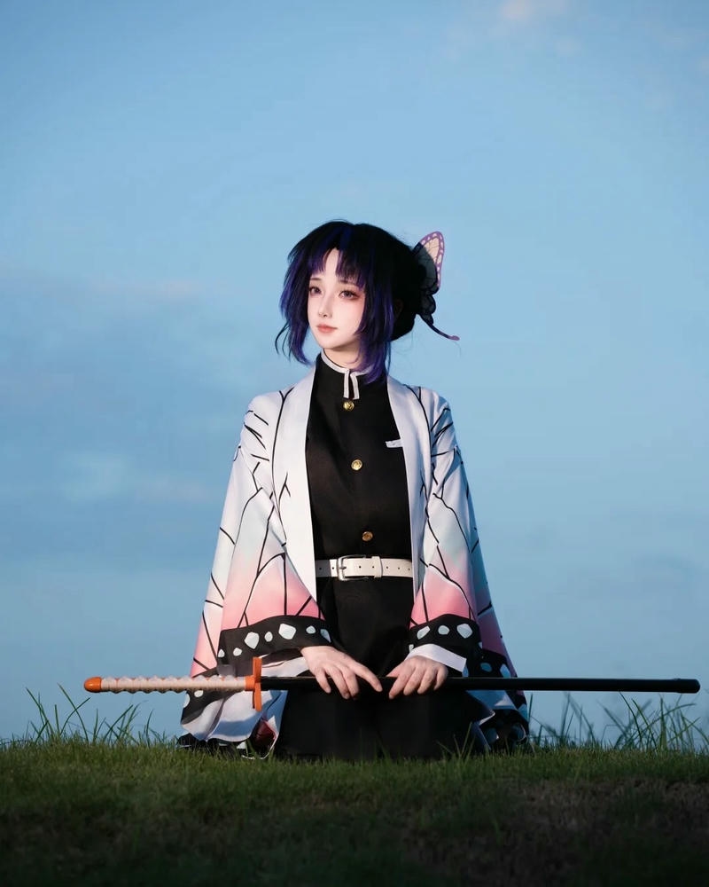 Ảnh shinobu cosplay ngồi trên thảm cỏ xanh thư giãn yên bình