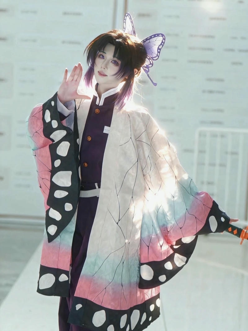 Ảnh shinobu cosplay quay lưng khoe họa tiết cánh bướm rực rỡ