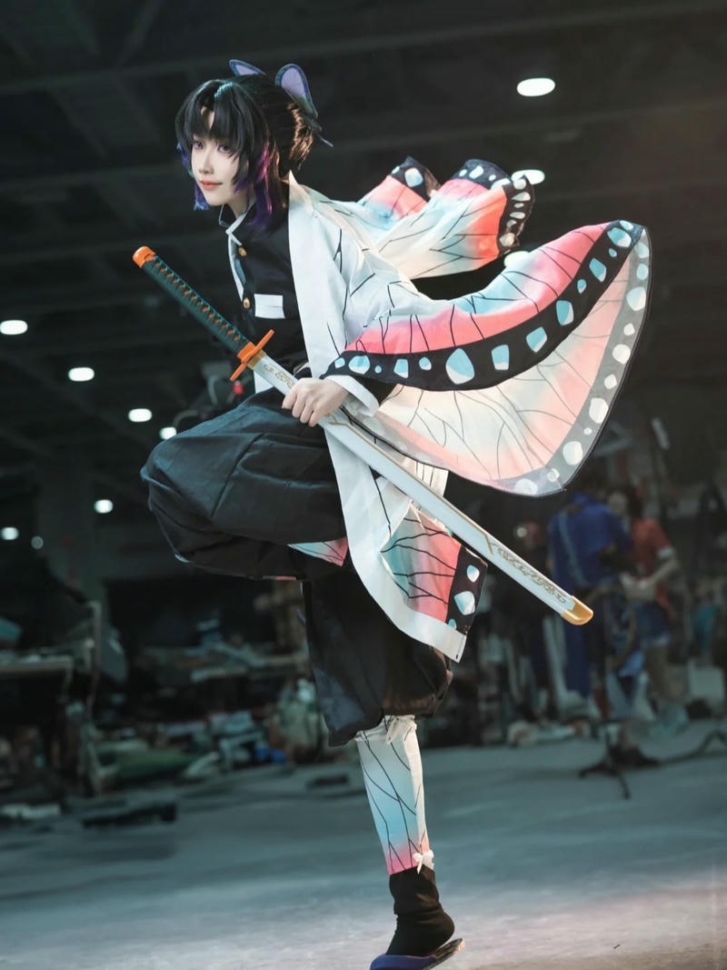 Ảnh shinobu cosplay tạo dáng đá chân cao đầy mạnh mẽ