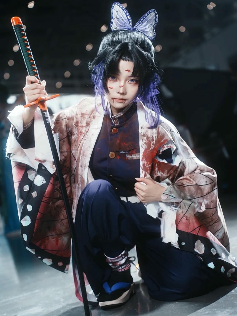 Ảnh shinobu cosplay tay phát sáng hiệu ứng phép thuật ảo diệu