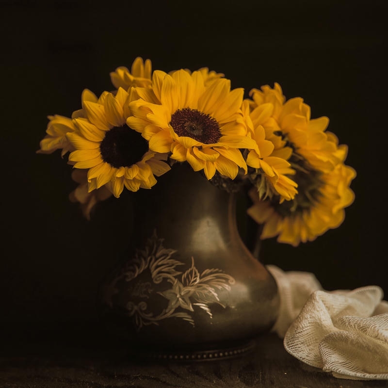 Ảnh tĩnh vật bình hoa hướng dương cổ điển nghệ thuật