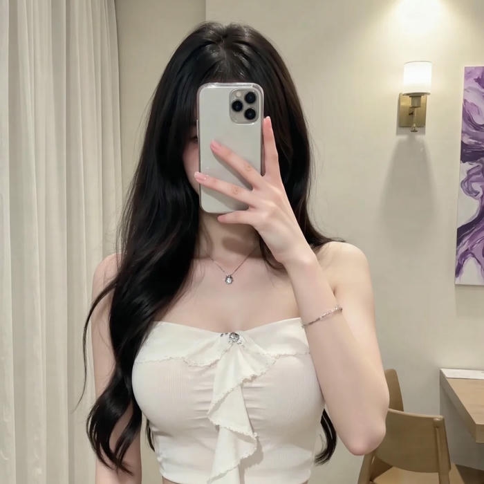 Avatar nữ che mặt bằng điện thoại trước gương lớn