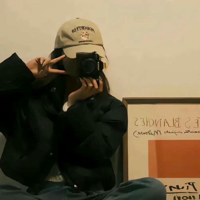 Avatar nữ che mặt bằng máy ảnh trong phòng tối