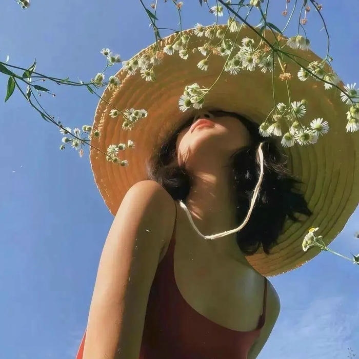 Avatar nữ che mặt bằng nón lá rộng vành xinh