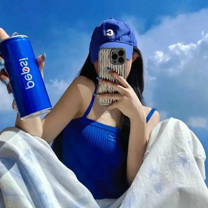 Avatar nữ che mặt cầm lon nước xanh ngoài trời