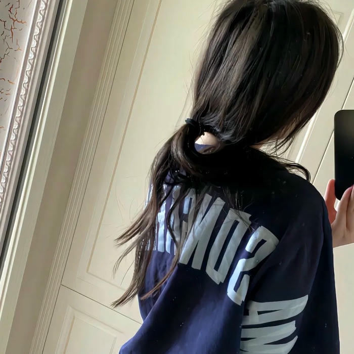 Avatar nữ che mặt chụp từ phía sau tóc đen