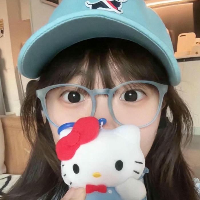 Avatar nữ che mặt đeo kính cầm búp bê Kitty