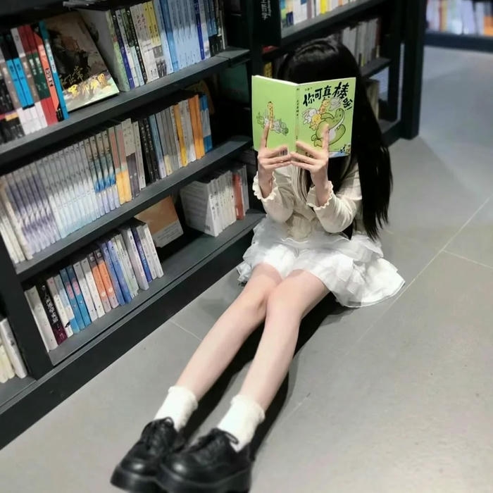 Avatar nữ che mặt đọc sách trong thư viện vắng