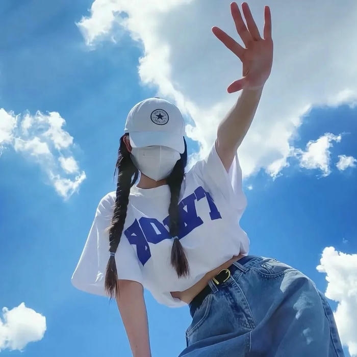 Avatar nữ che mặt giơ tay cao dưới trời xanh