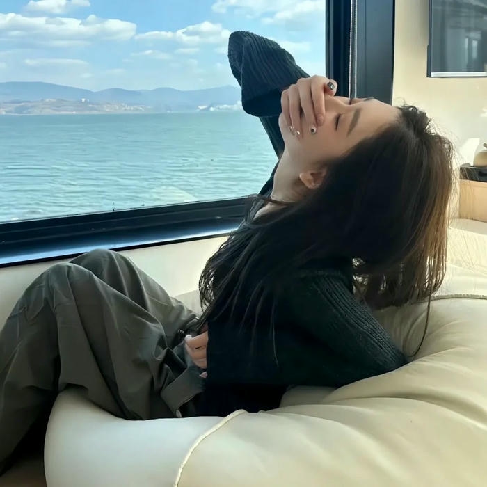 Avatar nữ che mặt nằm thư giãn trên ghế sofa