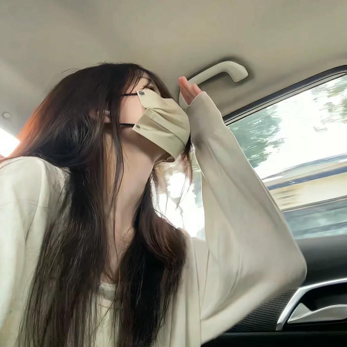 Avatar nữ che mặt ngồi trong xe ô tô nắng nhẹ