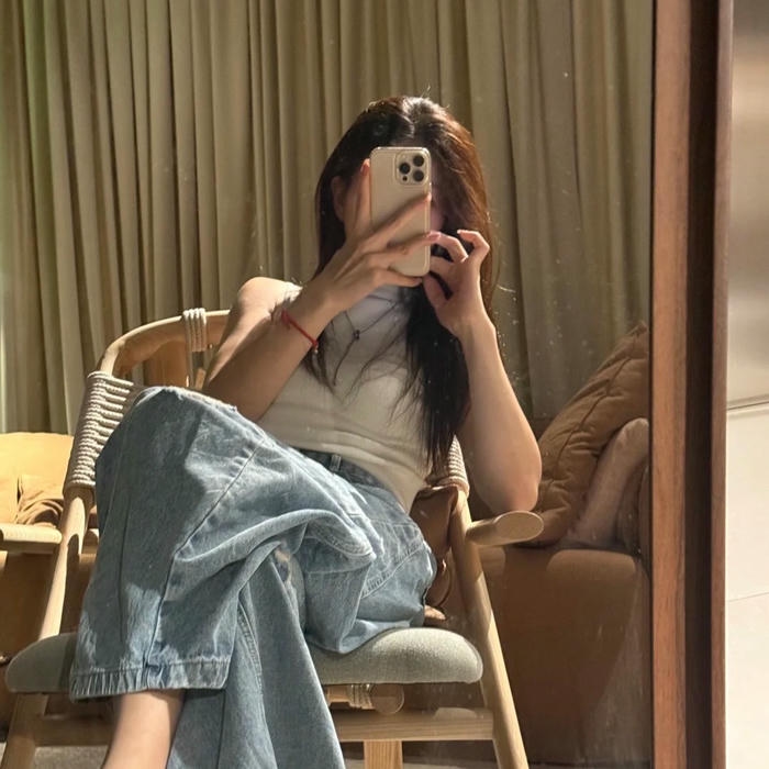 Avatar nữ giấu mặt ngồi vắt chân trên ghế tựa