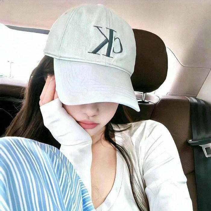 Avatar nữ tâm trạng đội mũ len xám trong xe