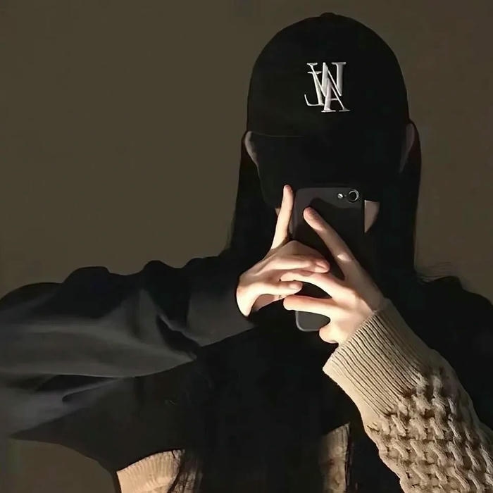 Avatar nữ tâm trạng đội mũ lưỡi trai đen ngầu