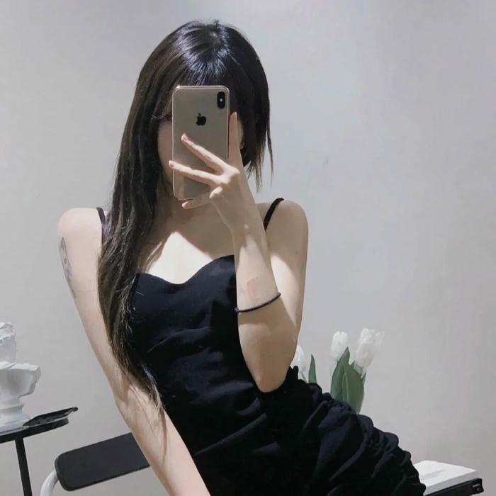 Avatar nữ tâm trạng mặc váy đen dáng dài đẹp