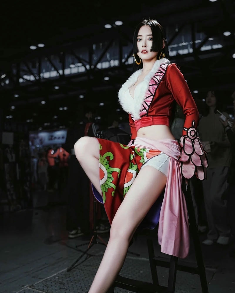 Boa Hancock cosplay mang dáng vẻ gợi cảm sang trọng