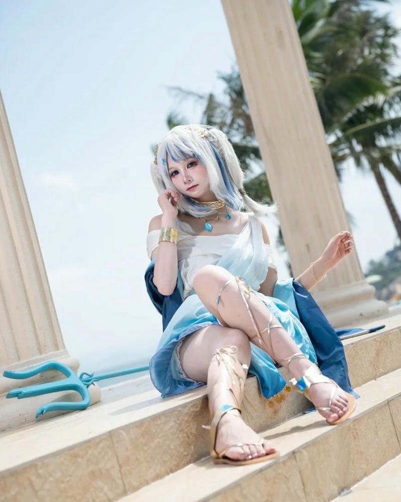 Cô gái cosplay gura ngồi trên bậc thang ngoài trời nắng