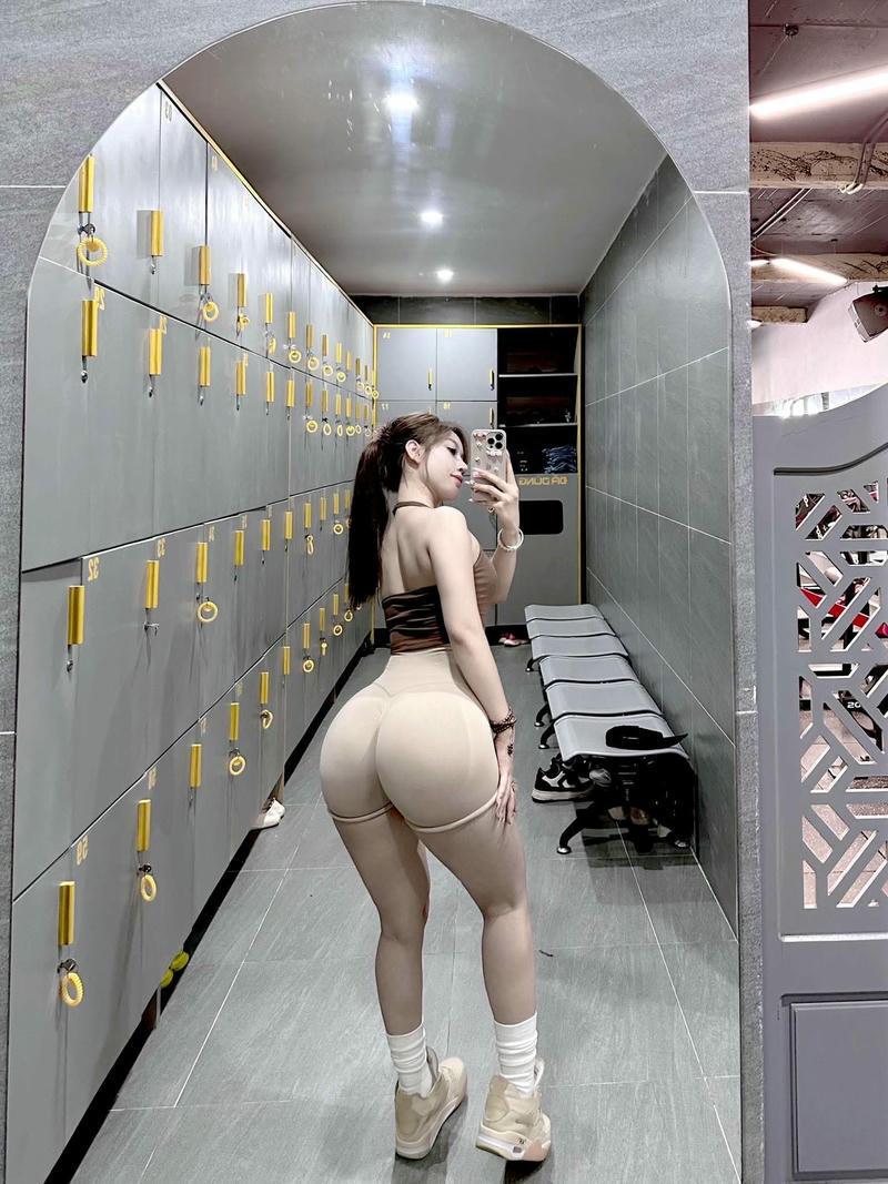 Cô nàng gym xinh tươi tập luyện