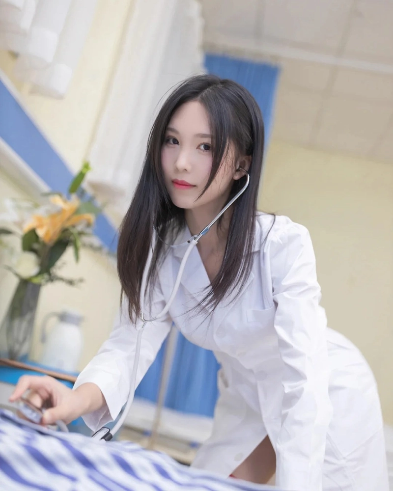 Cô y tá cosplay đẹp toát lên khí chất quyến rũ rạng rỡ