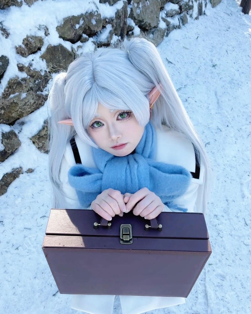 Cosplay Frieren và Fern cùng nhau đi dạo rừng