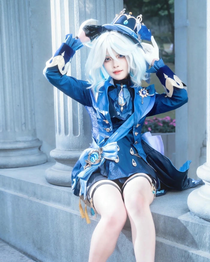 Cosplay Furina Genshin tạo dáng đáng yêu bên hành lang trắng