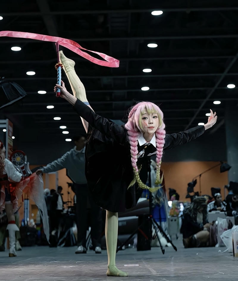 Cosplay Luyến Trụ Mitsuri Kanroji phong cách quyến rũ nhẹ
