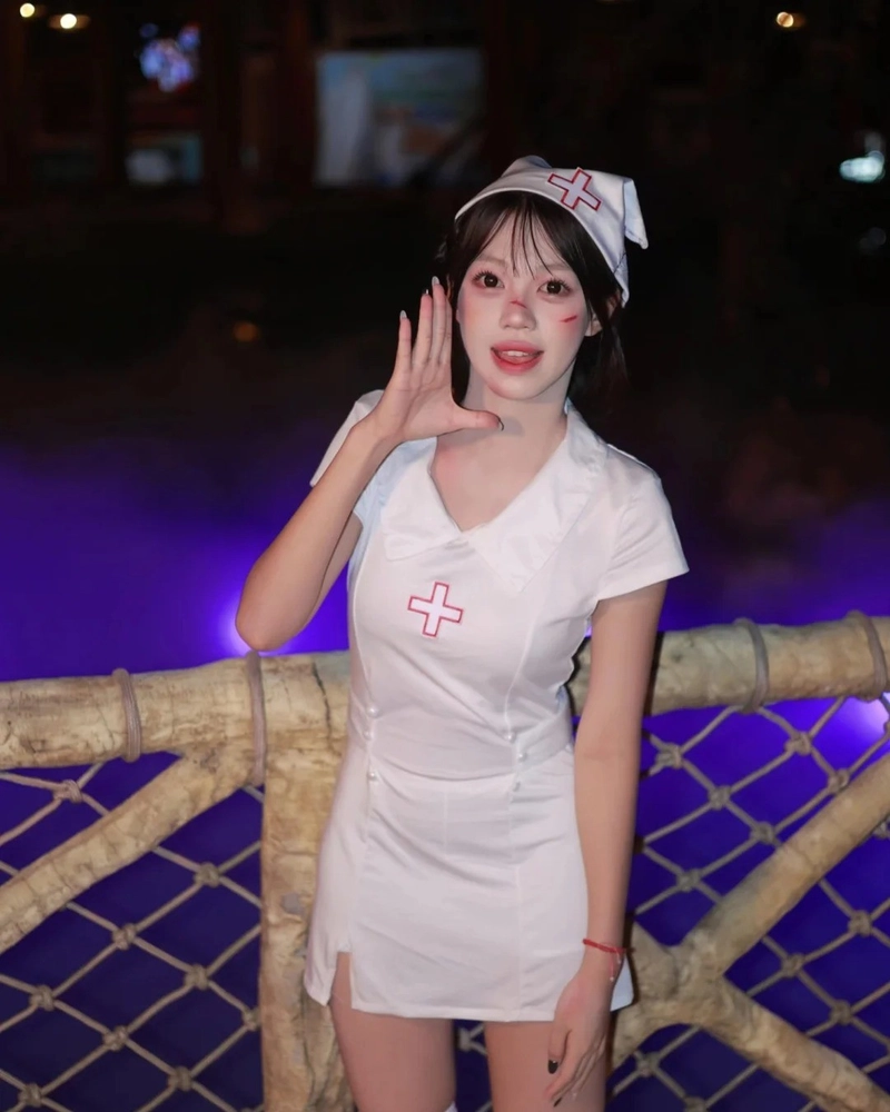 Cosplay Y Tá khoe dáng vẻ quyến rũ nóng bỏng mê hoặc