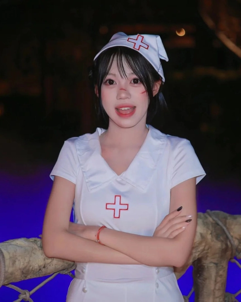 Cosplay Y Tá mang đường cong hoàn hảo rạng rỡ