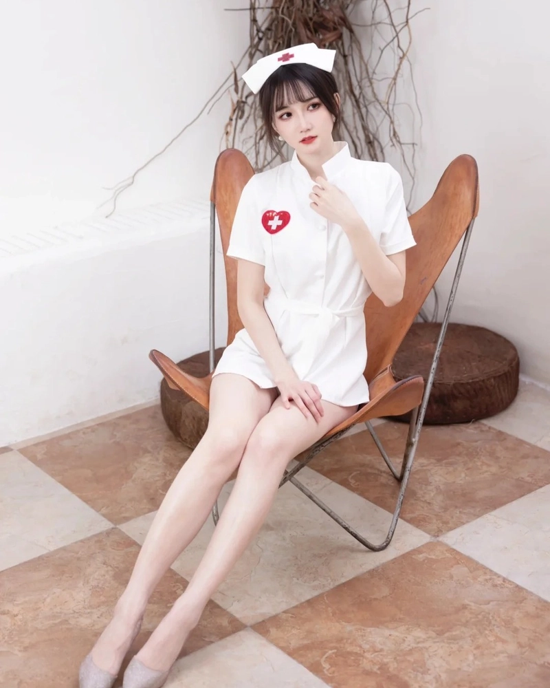 Cosplay Y Tá toả sáng nhờ phong cách gợi cảm rạng ngời