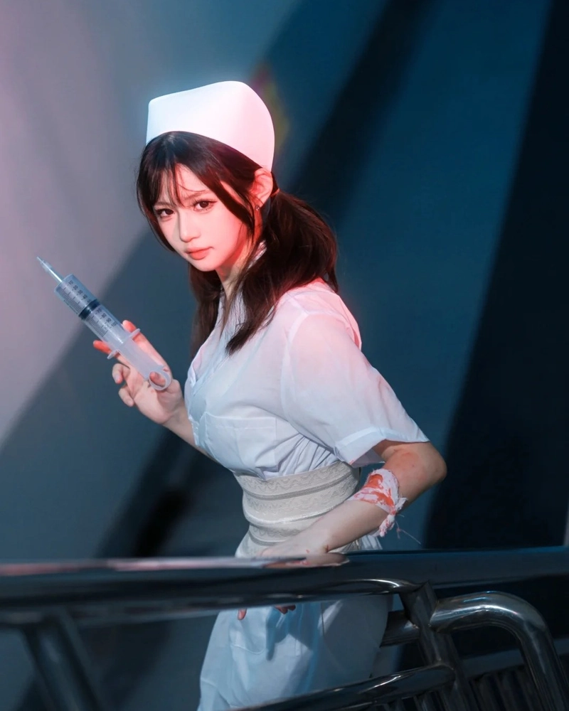 Cosplay Y Tá toát lên phong cách cuốn hút sang trọng
