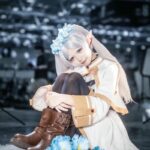 Cosplay anime Frieren tóc buộc hai bên nơ đỏ