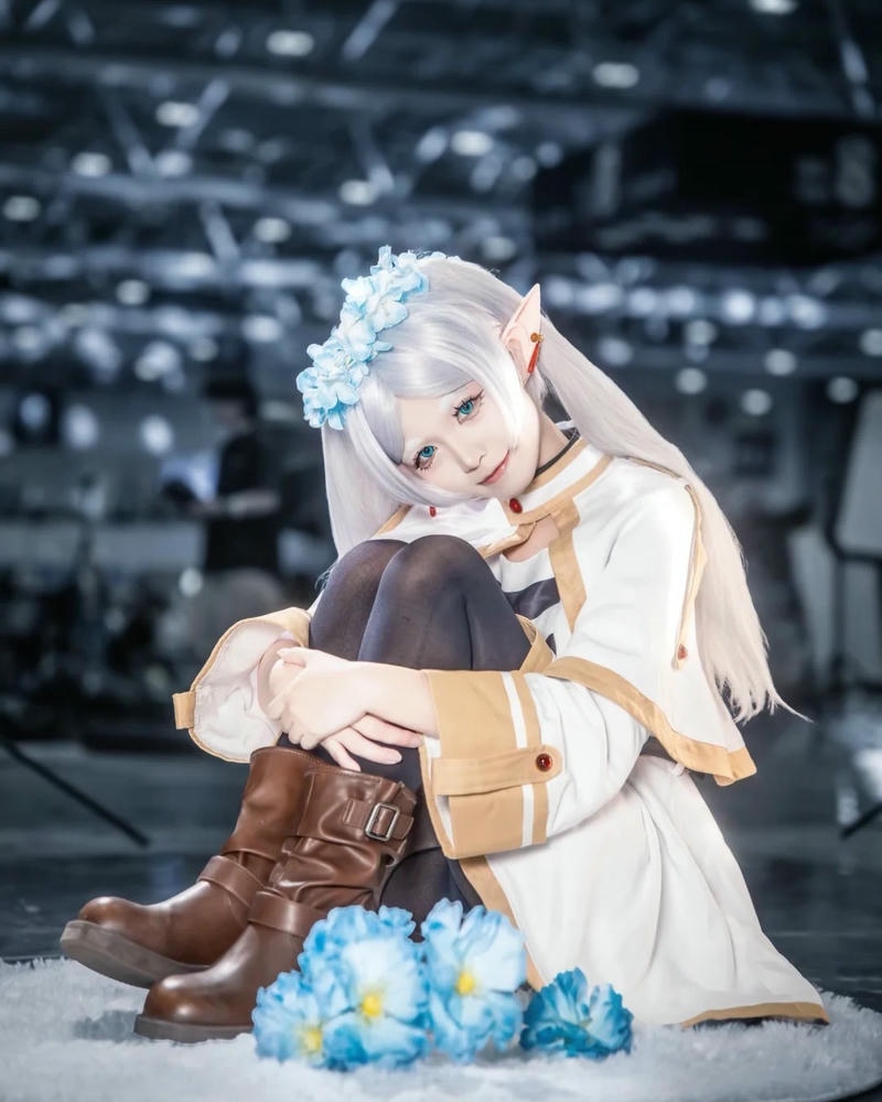 Cosplay anime Frieren tóc buộc hai bên nơ đỏ