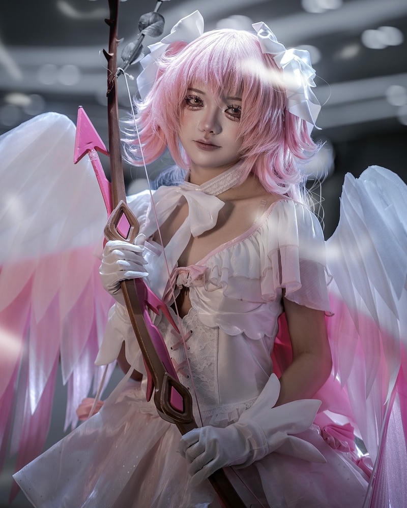 Cosplay anime nữ thiên thần tóc hồng cánh trắng cầm trượng