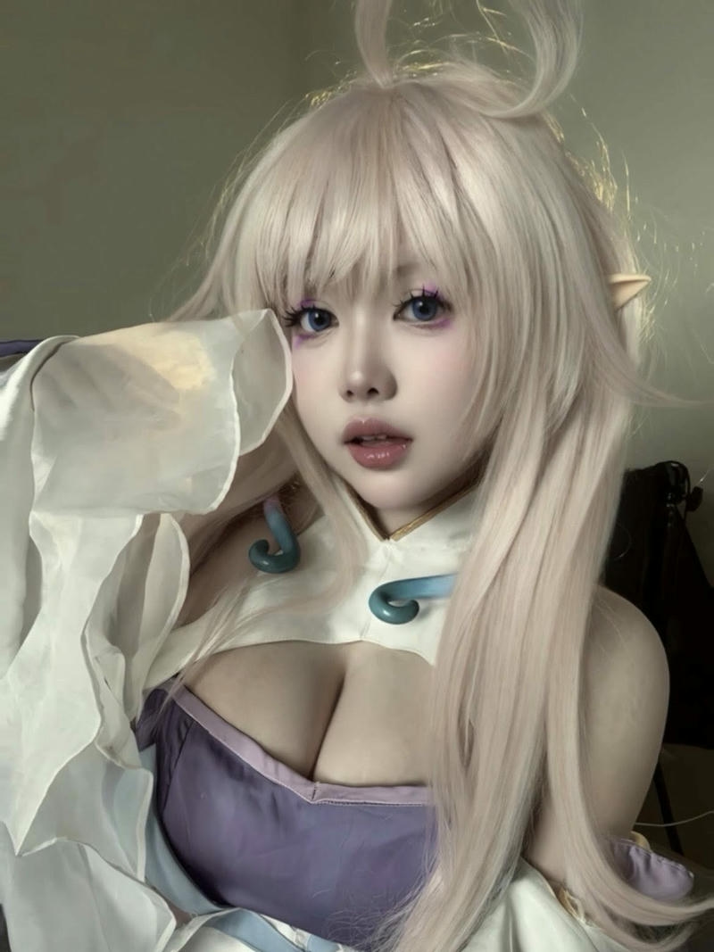 Cosplay anime nữ tóc bạch kim váy trắng hở vai gợi cảm