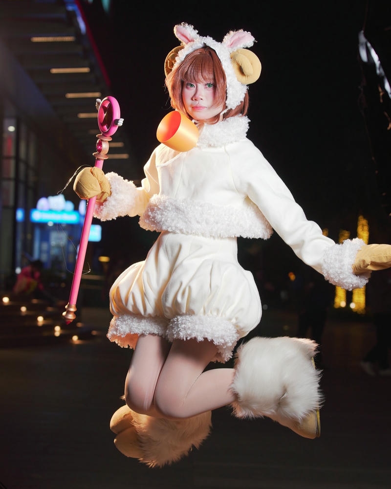 Cosplay anime nữ tóc cam bộ đồ lông trắng cầm gậy