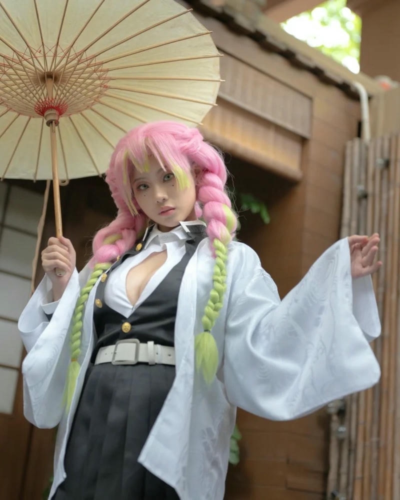 Cosplay anime nữ tóc hồng cầm ô đi dạo phố cổ