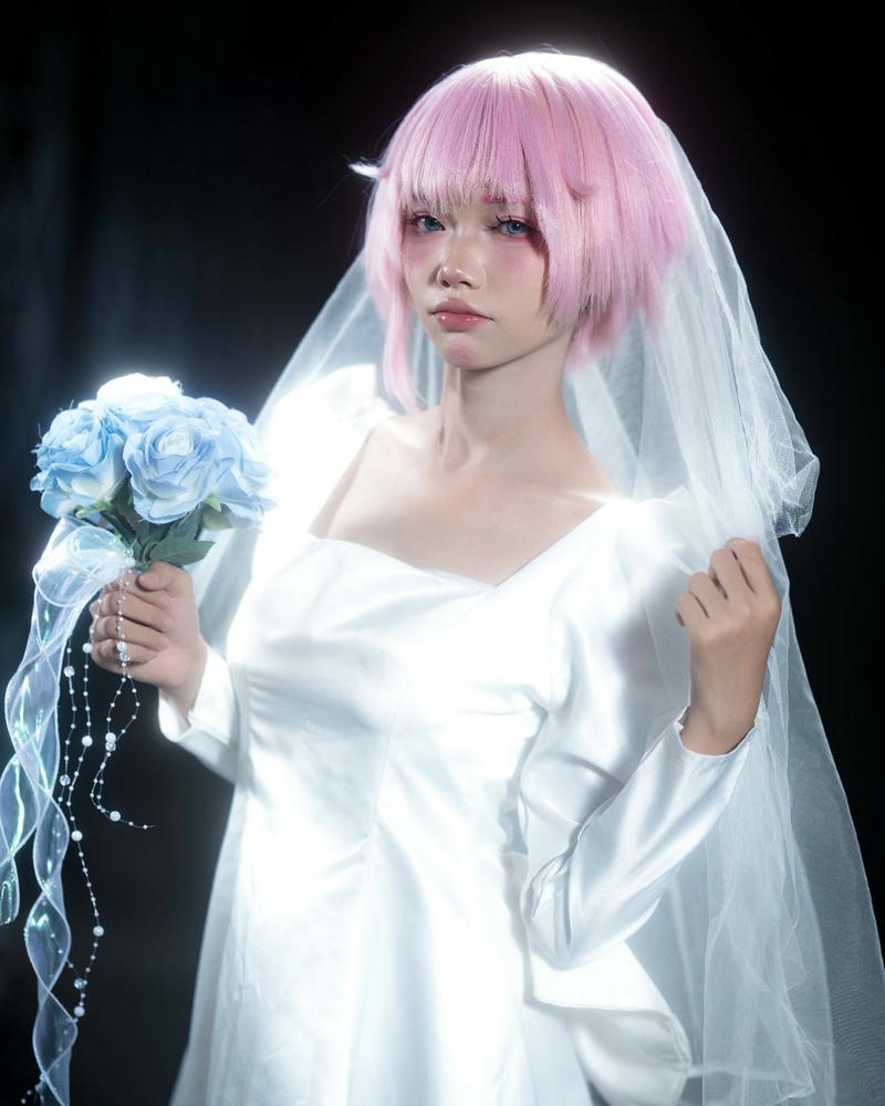 Cosplay anime nữ tóc hồng váy trắng cầm bó hoa xanh