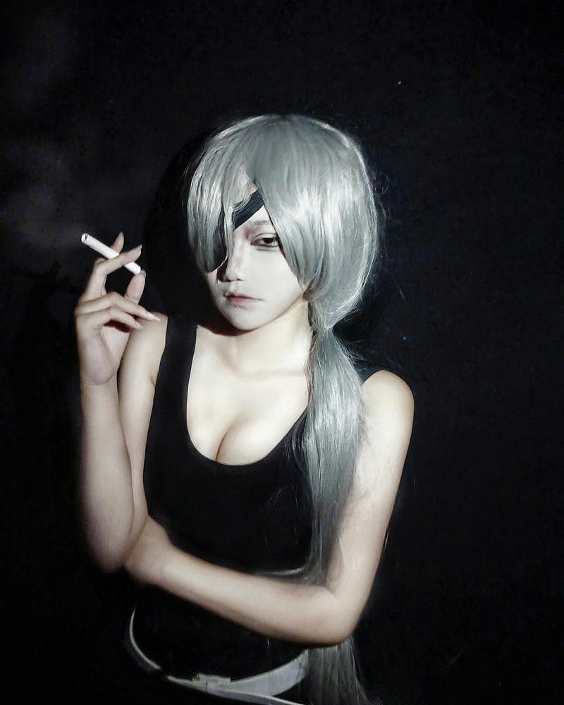 Cosplay anime nữ tóc xám áo đen phong cách lạnh lùng