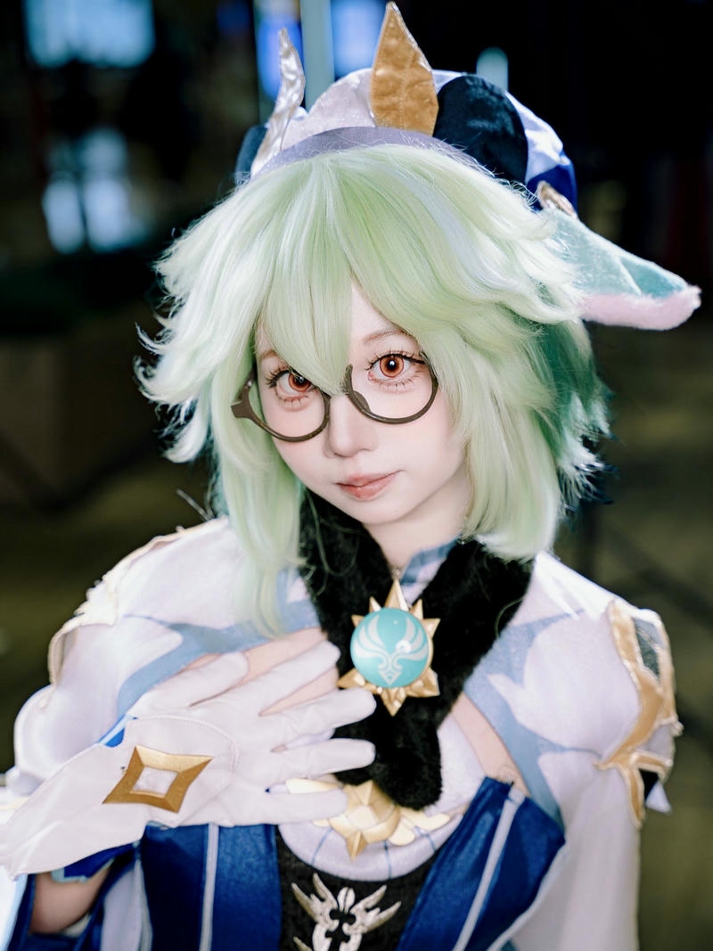 Cosplay anime nữ tóc xanh đeo kính trang phục học sinh