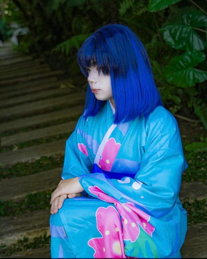 Cosplay anime nữ tóc xanh mặc kimono xanh ngồi bậc thang