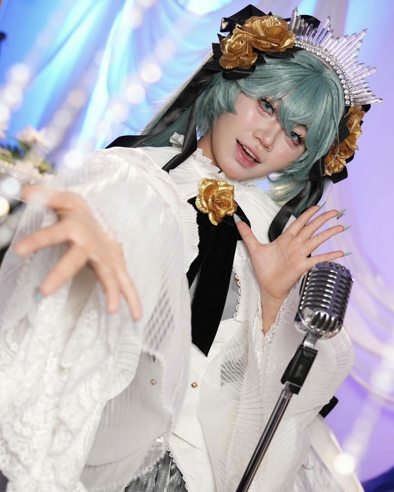 Cosplay anime nữ tóc xanh váy trắng xòe tay xinh xắn