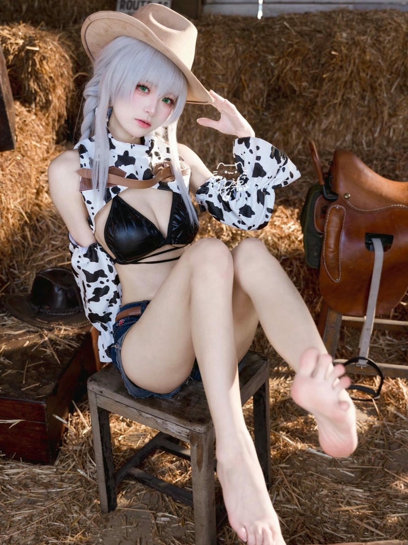 Cosplay bò sữa ngồi ghế gỗ phong cách miền tây