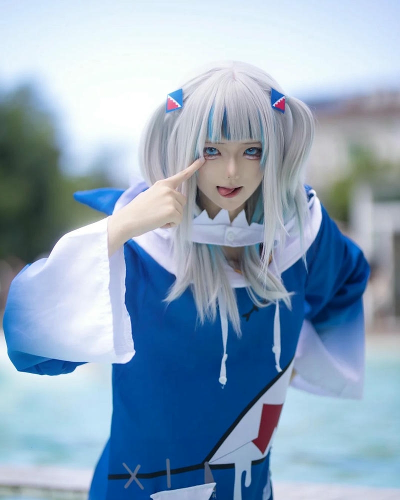 Cosplay cá mập gura tạo dáng bên hồ bơi xanh mát