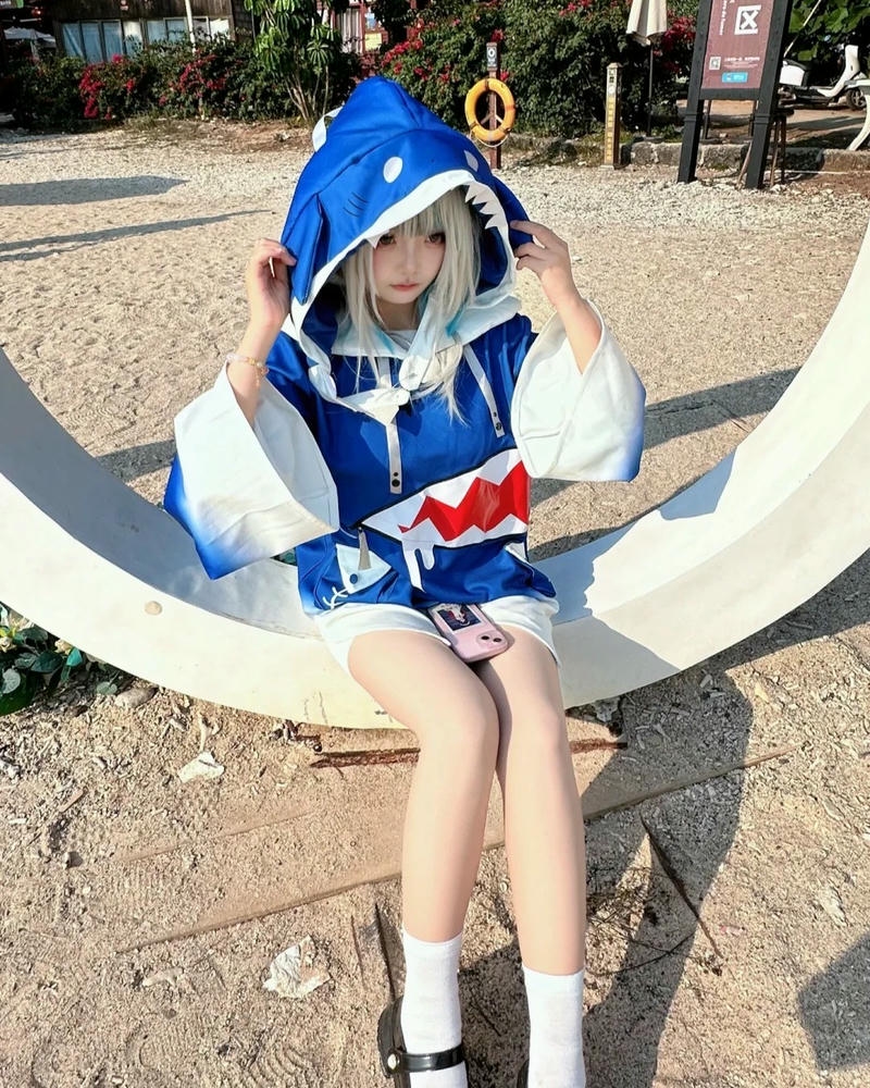 Cosplay gawr gura ngồi trên ghế trắng công viên vui vẻ