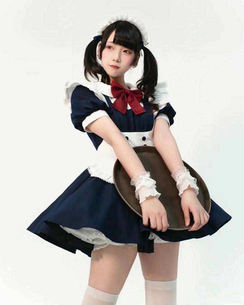Cosplay hầu gái cầm khay phục vụ đứng nền trắng